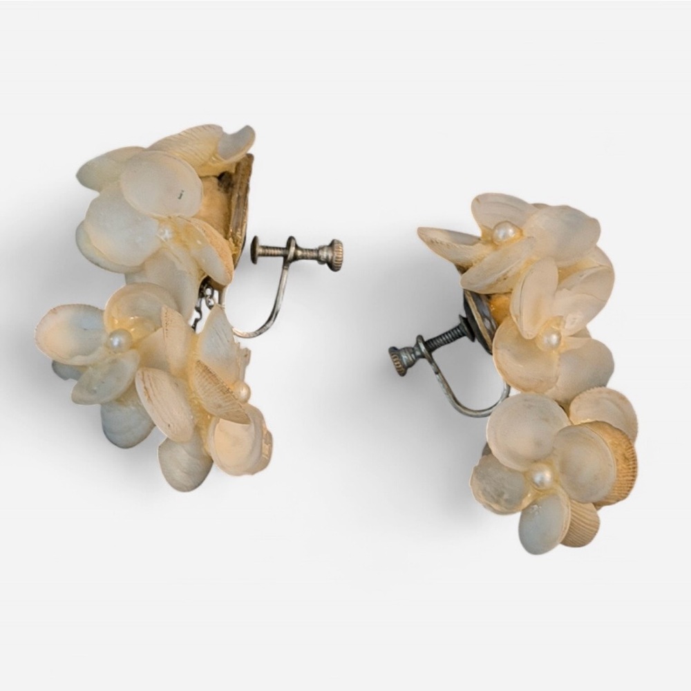 Vintage Cream Seashell Floral Screw-On Earrings, 1950s–60s - Picture 1 of 4